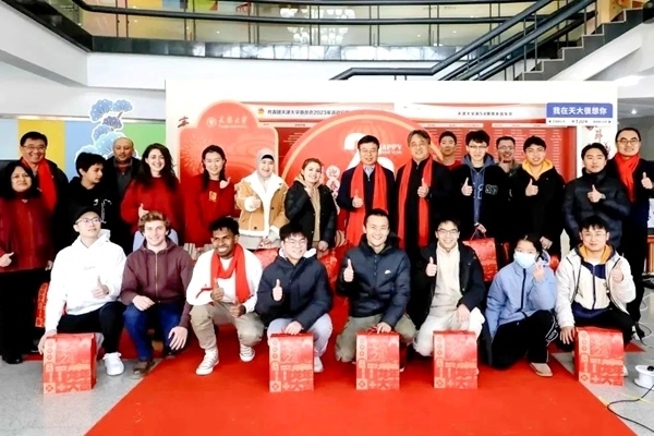 天津大學同學們收到新春大禮包。校方供圖