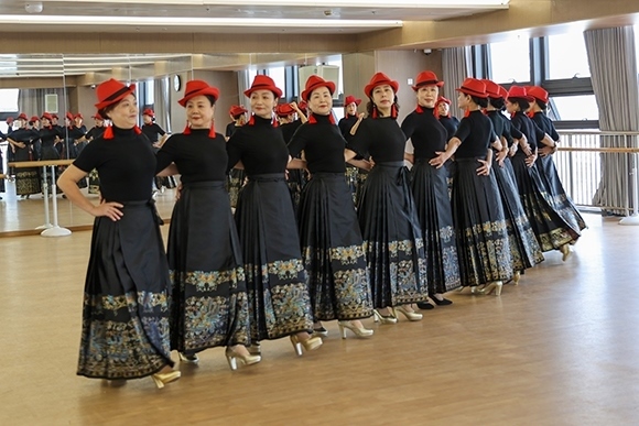 廈門思明區(qū)老年大學(xué)老年模特班正在上課。