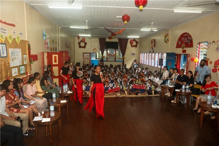 中華學(xué)校學(xué)生表演扇子舞。