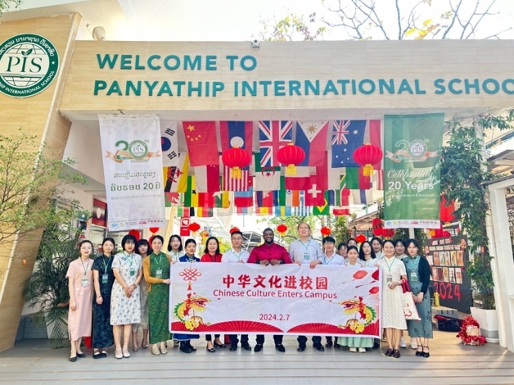 駐老撾使館政治處主任杜長青與白云碧國際學(xué)校校方、參會志愿者教師合影?；顒又鬓k方供圖