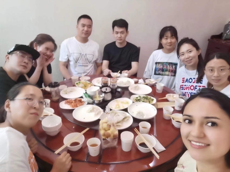 保拉與中國朋友在一起。圖片由受訪者提供