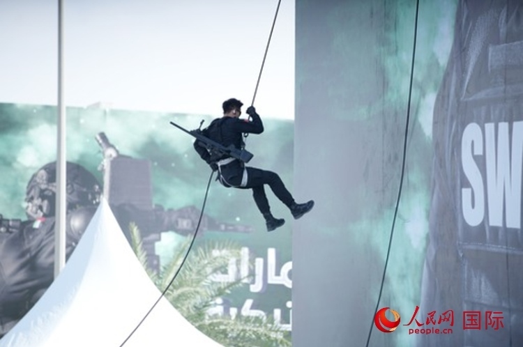 中國特警索降。人民網(wǎng) 塔里克·易卜拉欣攝