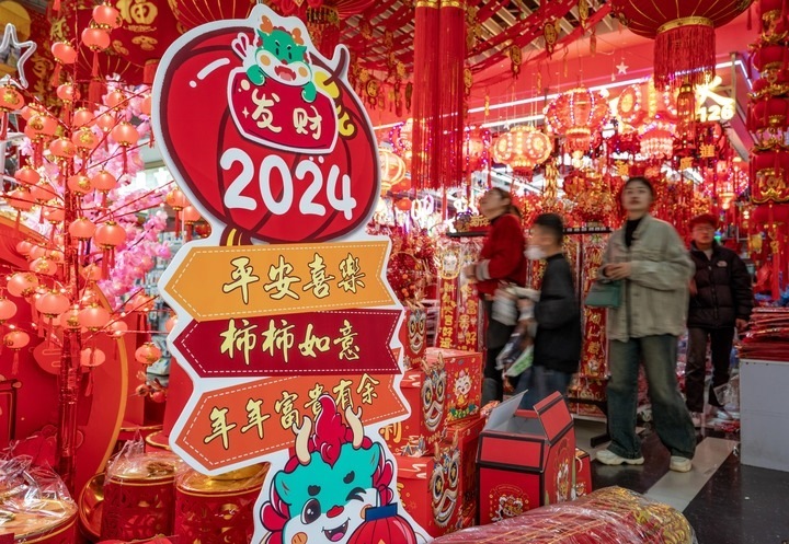 1月11日，顧客在昆明新螺螄灣國(guó)際商貿(mào)城選購(gòu)節(jié)日飾品。新華社記者 陳欣波 攝