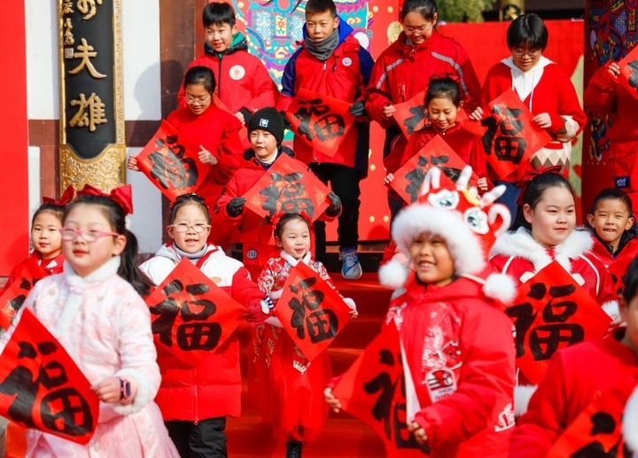 2月2日，小朋友在濟(jì)南五龍?zhí)毒皡^(qū)參加送福字活動(dòng)。新華社發(fā)（徐舟攝）