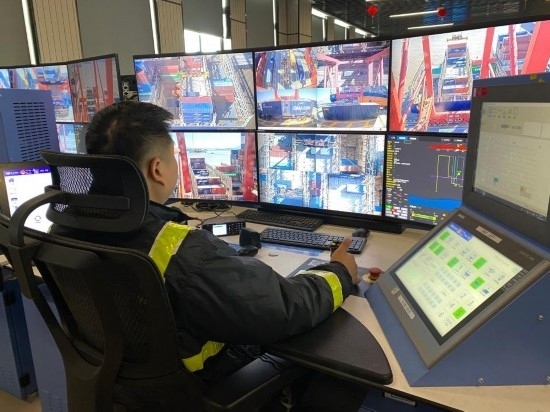 圖為寧波舟山港梅山港區(qū)遠控操作室內(nèi)，橋吊司機在遠程控制橋吊裝卸。新華社記者魏一駿 攝