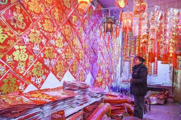 1月21日，在山西省晉中市平遙縣一家市場(chǎng)，市民在選購(gòu)年貨。新華社發(fā)（梁生仁攝）