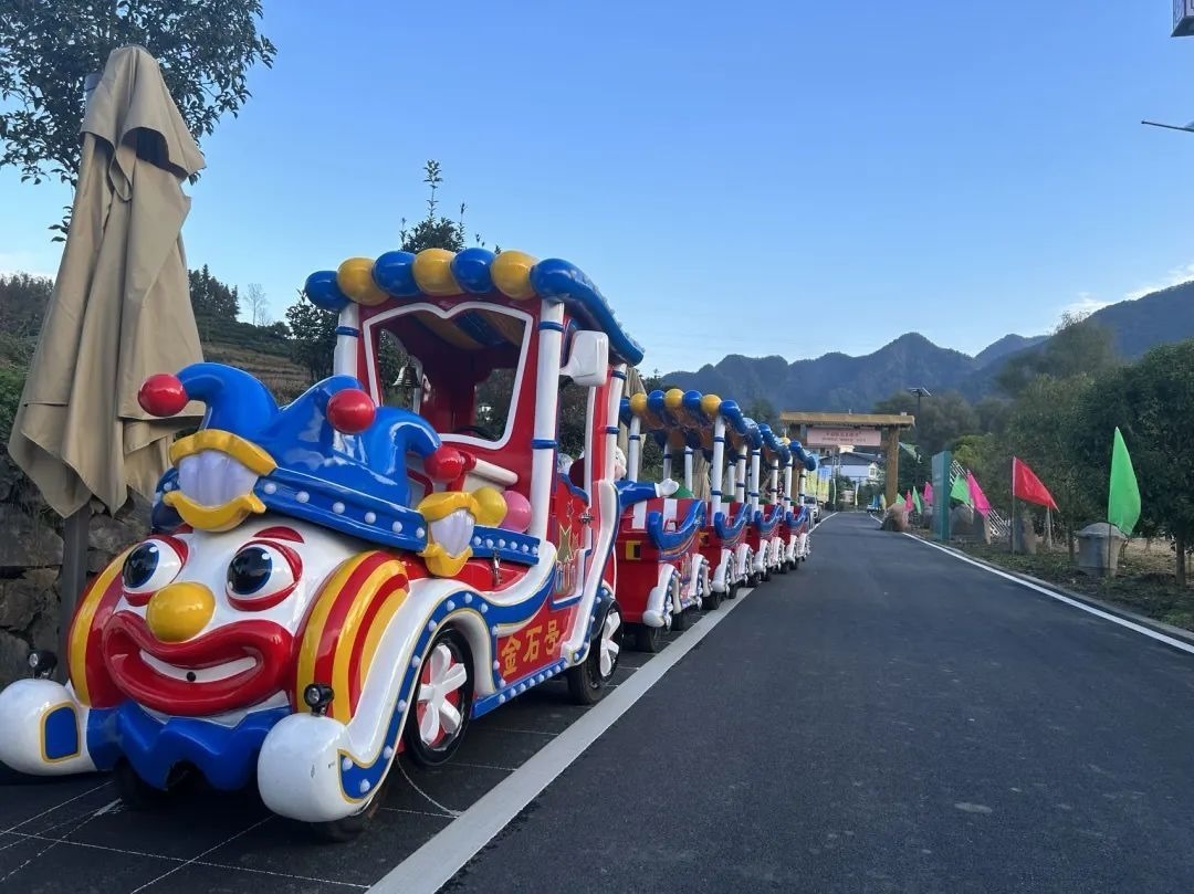 2023年10月，金石村集體出資購(gòu)買了兩輛無軌觀光小火車。紫陽縣融媒體中心供圖