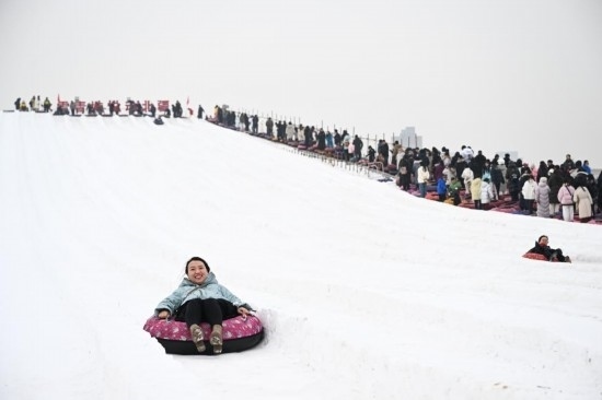 圖為1月18日，市民在內(nèi)蒙古賽馬場滑雪圈。新華社記者 貝赫 攝