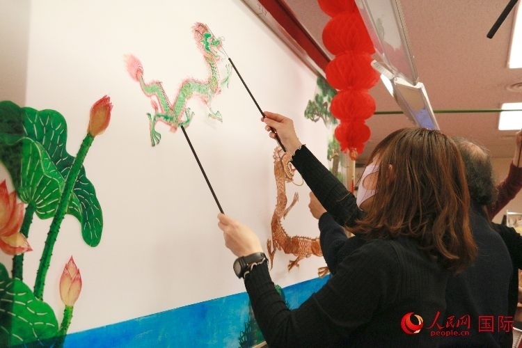 皮影戲表演。人民網(wǎng) 許可攝