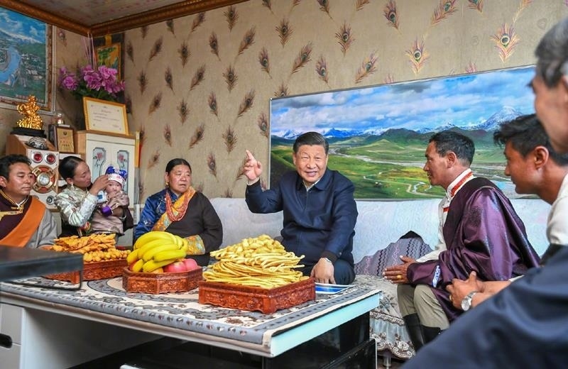 △2021年6月8日，習(xí)近平總書記在青海海北藏族自治州剛察縣果洛藏貢麻村，同藏族牧民索南才讓一家人圍坐在客廳聊家常。