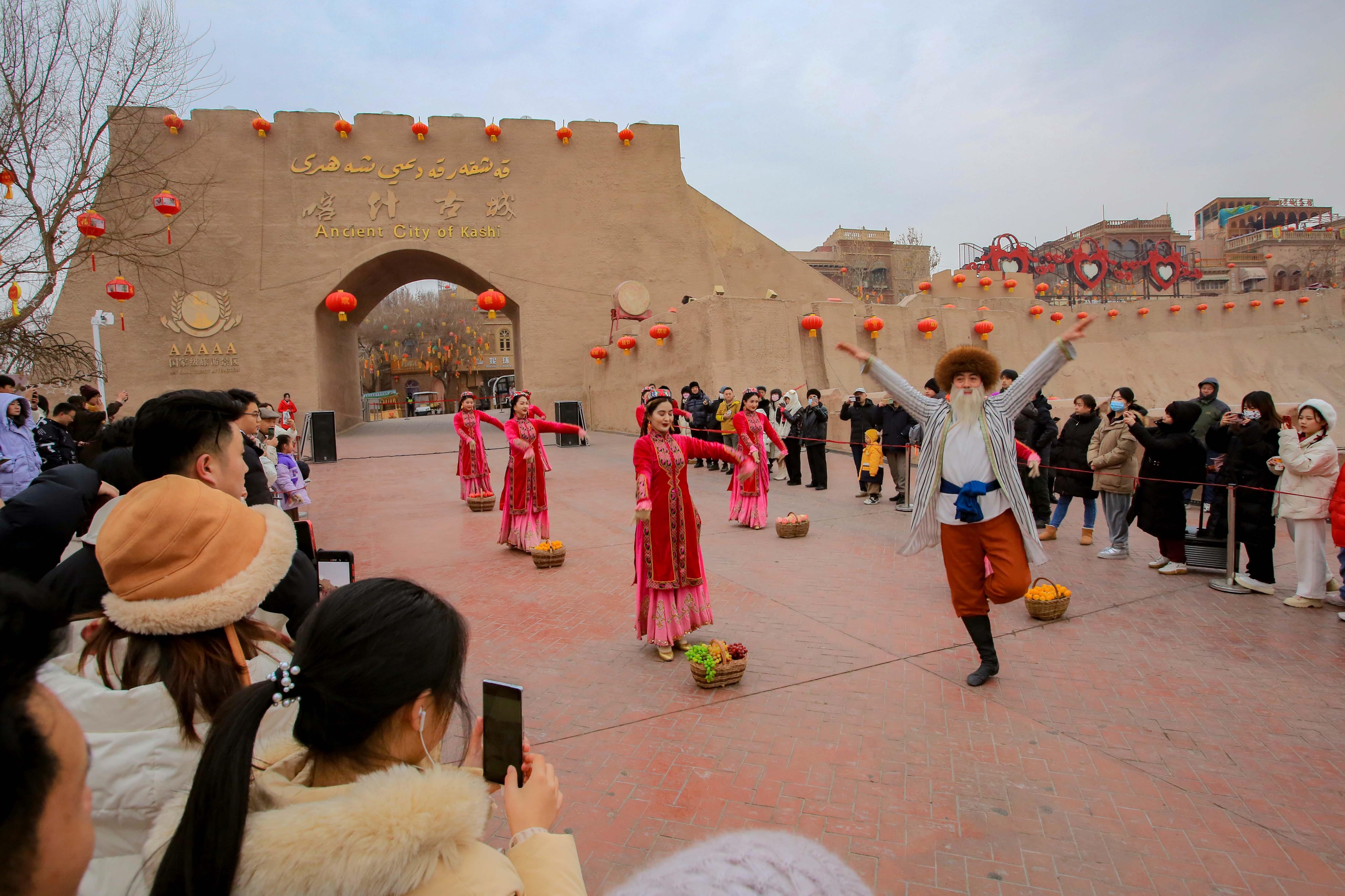 △2024年2月4日，演員在新疆喀什古城入城儀式上表演舞蹈。