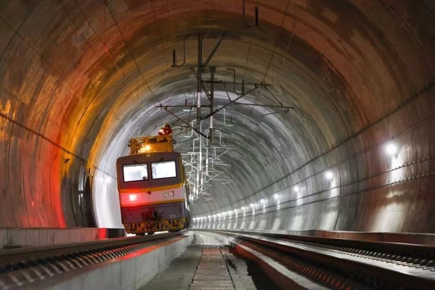 凌晨，接觸網(wǎng)作業(yè)車的燈光紅黃相間。胡鵬攝