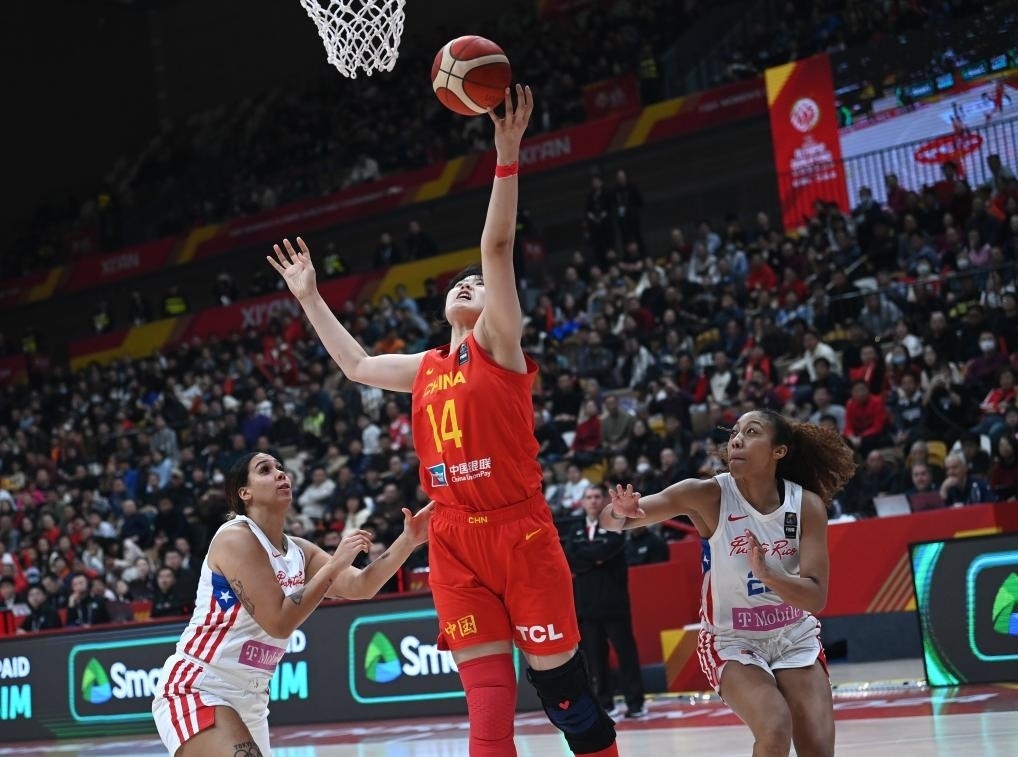 2月11日，中國隊球員李月汝（中）在比賽中上籃。新華社記者 李一博 攝