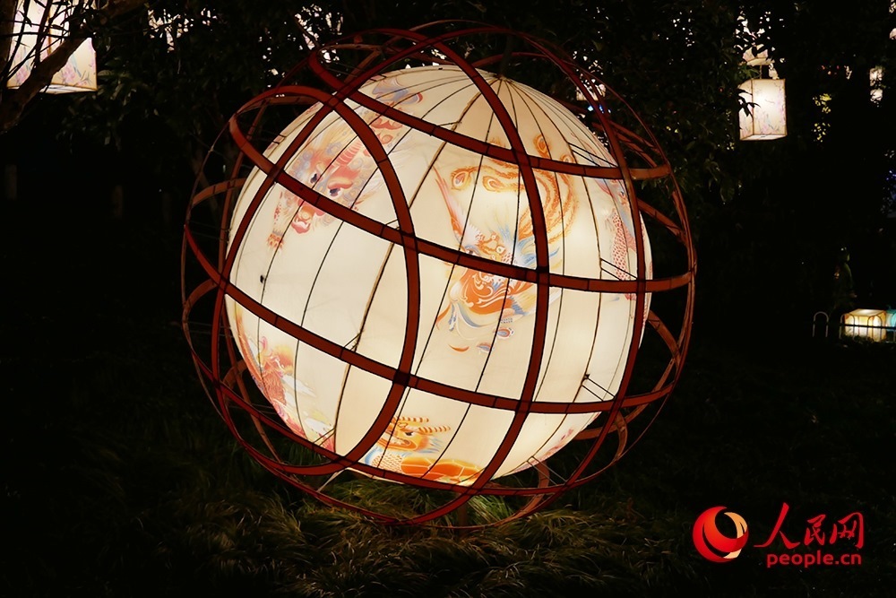白鷺洲公園展出的燈彩作品。人民網(wǎng)記者 韋衍行攝