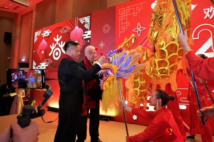 張漢暉（左）、施威特科（右）共同為彩龍點睛。于子恒攝