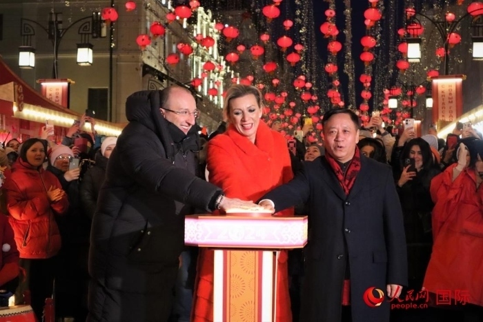 張漢暉、扎哈羅娃、科茲洛夫（從右至左）共同按下活動啟動按鈕。于子恒攝