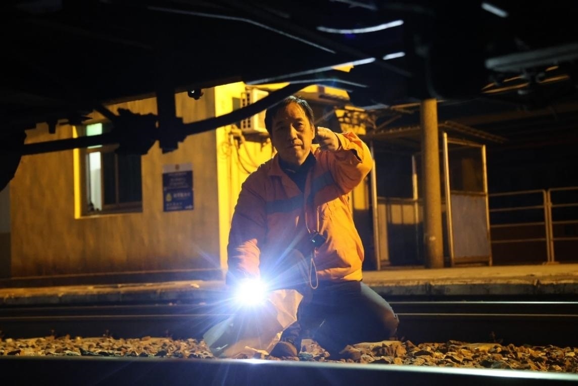 凌晨2點(diǎn)，李金饒正在檢查關(guān)門車。陸佳駿攝