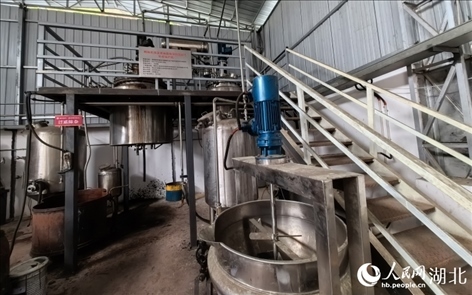 壩漆工業(yè)化量產(chǎn)設(shè)備。人民網(wǎng)記者 周雯攝