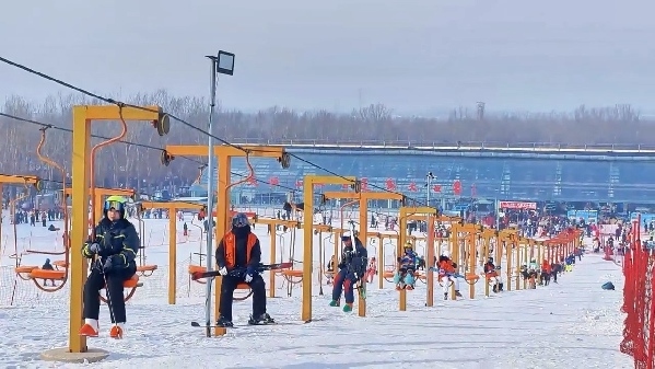 新春走基層｜滑雪場(chǎng)上過(guò)春節(jié)！冰城“冷資源”變成“熱經(jīng)濟(jì)”