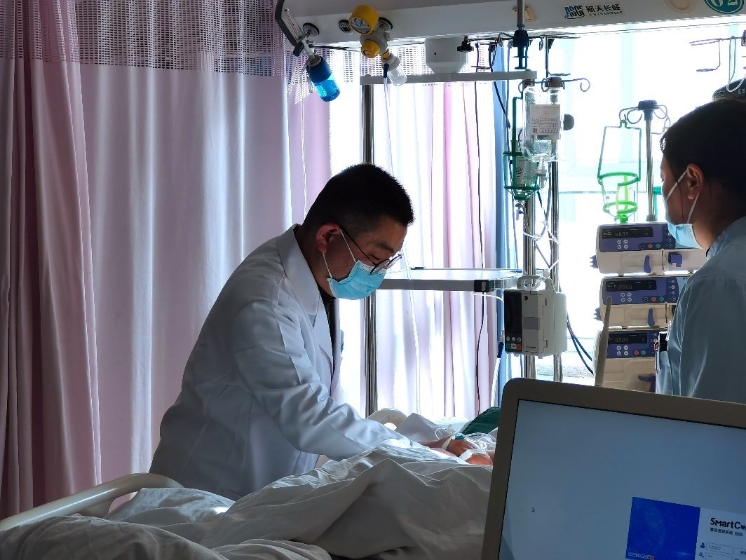 徐晉偉正在觀察患者體征。人民網(wǎng)記者 栗翹楚攝