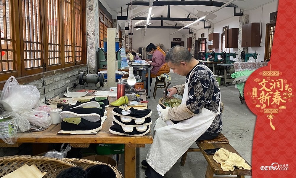 唐昌布鞋坊內(nèi)的工人正在趕制布鞋。王凡攝