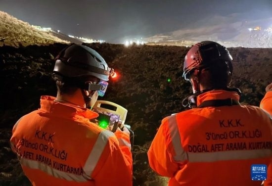 2月13日，救援人員在土耳其東部埃爾津詹省伊利奇區(qū)礦難現(xiàn)場工作。新華社發(fā)（穆斯塔法·卡亞攝）