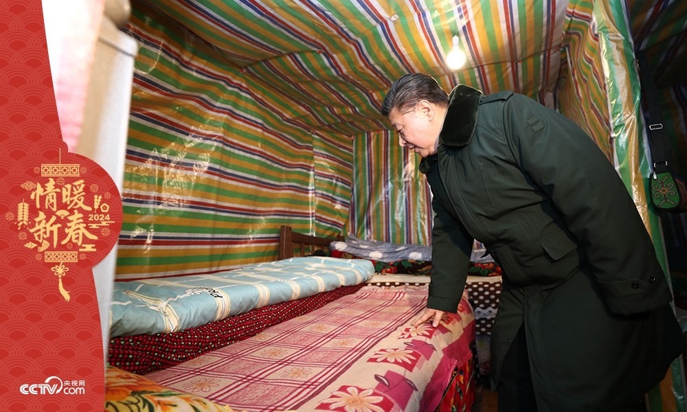 2018年2月11日，習(xí)近平總書記在四川三河村貧困戶吉好也求家中看望。