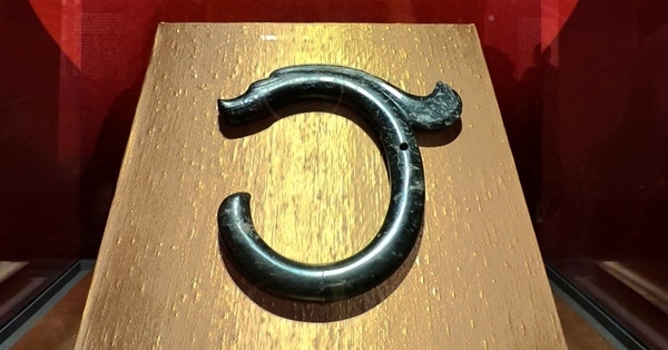 紅山文化C形玉龍。人民網(wǎng)記者 韋衍行攝