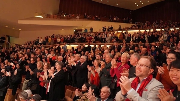 中德觀眾觀看中央民族樂團(tuán)“”天地永樂·中國節(jié)“”音樂會。中國駐德國大使館供圖