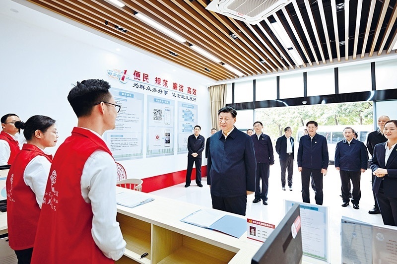 2023年12月14日至15日，中共中央總書(shū)記、國(guó)家主席、中央軍委主席習(xí)近平在廣西考察。這是14日上午，習(xí)近平在南寧市良慶區(qū)蟠龍社區(qū)黨群服務(wù)中心考察。 新華社記者 燕雁/攝