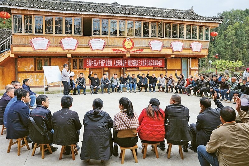 圖為2023年4月6日，貴州省黔東南苗族侗族自治州施秉縣白垛鄉(xiāng)白垛村村民在討論產(chǎn)業(yè)發(fā)展、人居環(huán)境提升、鄉(xiāng)村文明建設(shè)相關(guān)事宜。 人民圖片 磨桂賓/攝