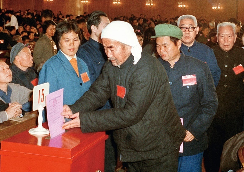 我國現(xiàn)行憲法于1982年12月4日由第五屆全國人大第五次會議通過并公布施行。根據(jù)改革開放和社會主義現(xiàn)代化建設(shè)的實(shí)踐和發(fā)展，全國人大于1988年、1993年、1999年、2004年、2018年先后5次作出必要的、也是十分重要的修正。圖為出席第五屆全國人民代表大會第五次會議的代表投票表決《中華人民共和國憲法》（資料照片）。 新華社發(fā)