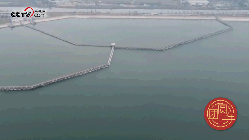 △西江潛地行，潤(rùn)澤大灣區(qū)。珠江三角洲水資源配置工程西起廣東佛山順德西江干流鯉魚(yú)洲，穿越獅子洋，東至深圳公明水庫(kù)，是世界上流量最大的長(zhǎng)距離有壓調(diào)水工程。