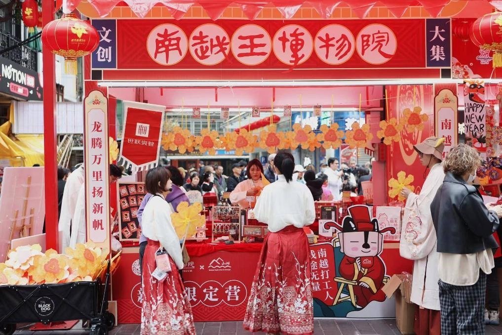 在西湖花市的南越王博物院攤位，文創(chuàng)與花市的跨界融合吸引了不少市民游客駐足。（南越王博物院供圖）