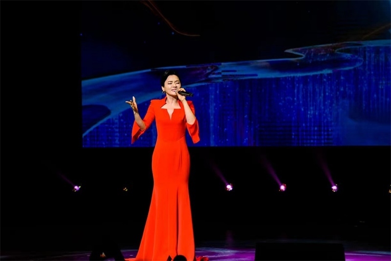 女高音歌唱家陳思思演唱《但愿人長久》。趙 靖攝