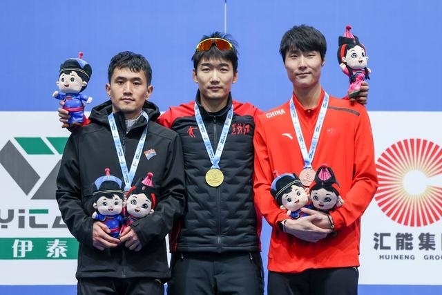 1月12日，“十四冬”速度滑冰（公開組）男子500米比賽，冠軍黑龍江隊選手高亭宇（中）、亞軍遼寧隊選手楊濤（左）、季軍河北隊選手李添龍在頒獎儀式上合影。新華社記者 王楷焱 攝