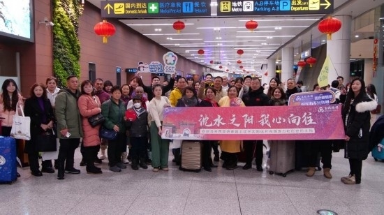2月11日，一批馬來西亞游客抵達(dá)沈陽桃仙國際機(jī)場(chǎng)。新華社發(fā)