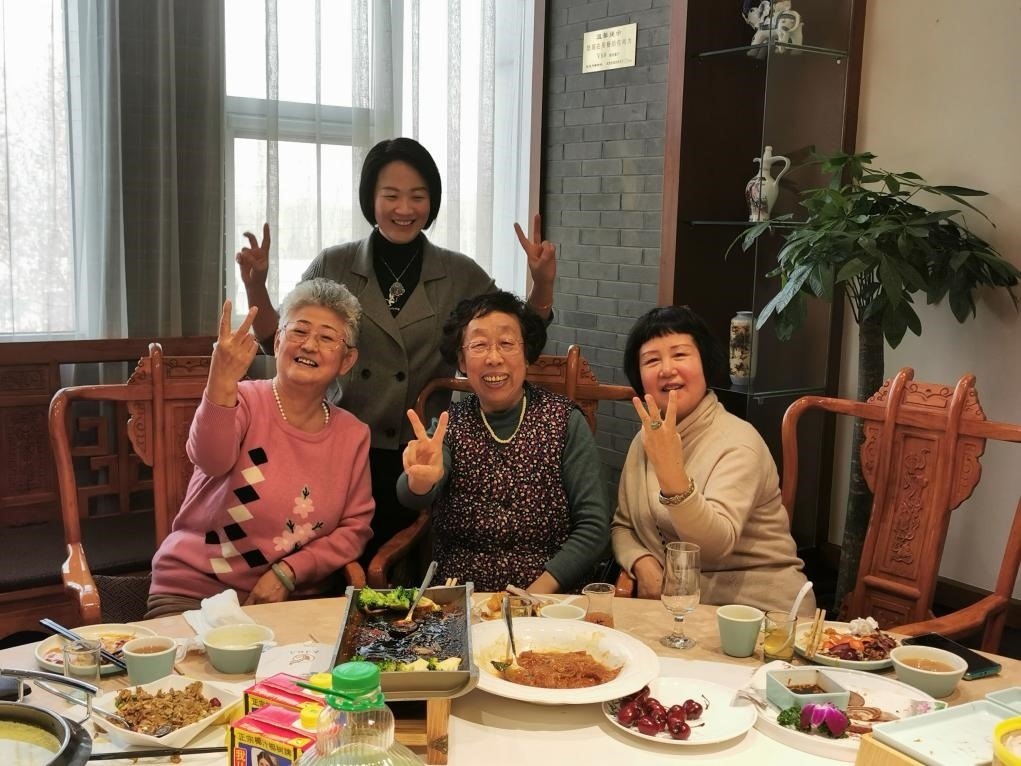 吳釗（前排左一）和鄰居一起在天津過年。（采訪對(duì)象供圖）