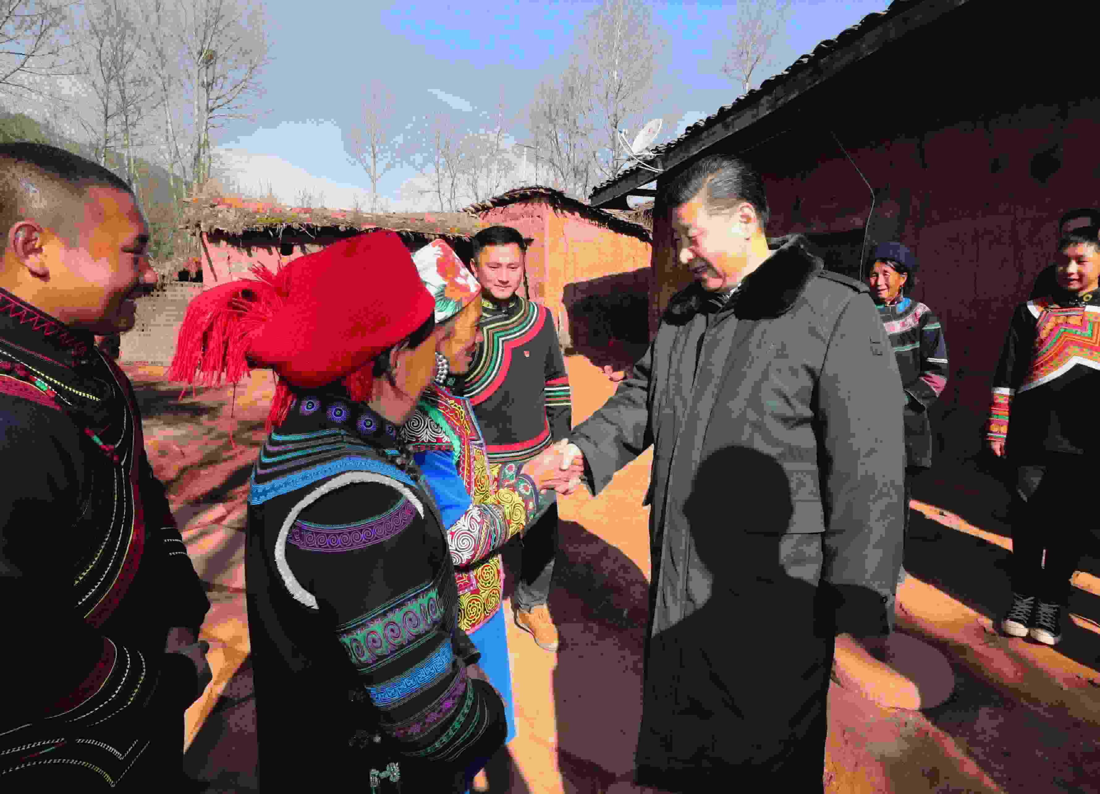 △ 2018年2月11日，習(xí)近平總書(shū)記驅(qū)車2個(gè)多小時(shí)，從四川西昌市來(lái)到位于大涼山深處的昭覺(jué)縣三岔河鄉(xiāng)三河村、解放鄉(xiāng)火普村，走進(jìn)彝族貧困群眾家中，看實(shí)情、問(wèn)冷暖、聽(tīng)心聲，同當(dāng)?shù)馗刹咳罕姽采叹珳?zhǔn)脫貧之策。