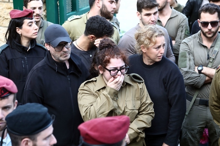 1月23日，在以色列特拉維夫的一處公墓，人們參加一名以色列士兵的葬禮。新華社發(fā)（吉德翁·馬科維奇攝/基尼圖片社）