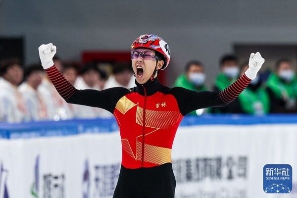 吉林隊(duì)選手孫龍沖線后慶祝勝利。新華社記者 李博 攝