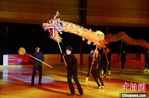 當(dāng)?shù)貢r(shí)間2月17日晚，作為農(nóng)歷甲辰龍年“歡樂(lè)春節(jié)”系列活動(dòng)之一，別具特色的青少年冰上春晚在加拿大多倫多舉行。圖為青少年表演冰上舞龍。 中新社記者 余瑞冬 攝