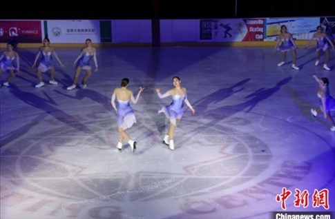 當(dāng)?shù)貢r(shí)間2月17日晚，青少年冰上春晚在加拿大多倫多舉行。圖為曾獲加拿大全國(guó)冠軍的一支青少年花滑隊(duì)進(jìn)行集體自由滑表演。 中新社記者 余瑞冬 攝
