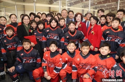 當(dāng)?shù)貢r(shí)間2月17日晚，青少年冰上春晚在加拿大多倫多舉行。圖為中國(guó)駐多倫多總領(lǐng)事羅偉東和主辦方代表、與會(huì)嘉賓與“未來(lái)之星”冰球隊(duì)華裔少年冰球手們合影。 中新社記者 余瑞冬 攝