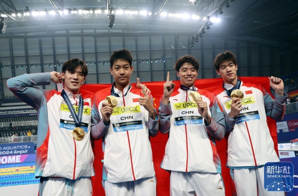 2月11日，2024年多哈游泳世錦賽男子4×100米自由泳接力決賽，中國隊(duì)選手王浩宇、張展碩、季新杰和潘展樂（從左到右）在頒獎(jiǎng)儀式后合影慶祝。新華社記者 雒圓 攝