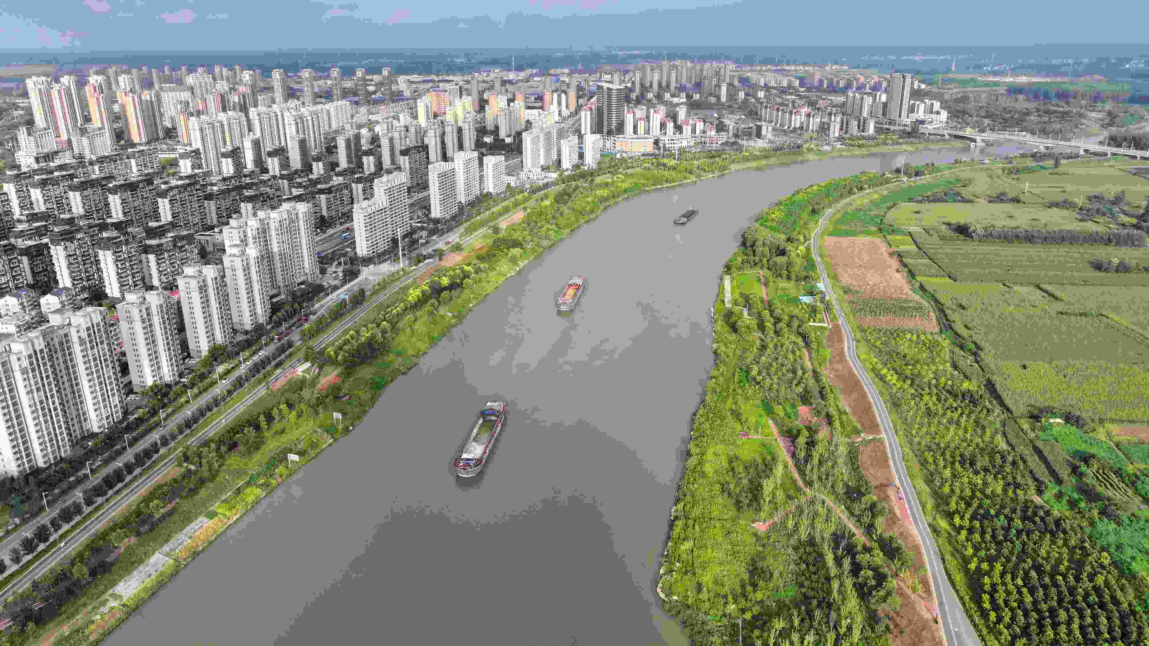 △ 2023年8月21日，安徽阜陽，初秋時節(jié)，界首城市建設(shè)與沙潁河水系、橋梁和綠植相映襯，構(gòu)成一幅生態(tài)宜居的美麗畫卷。