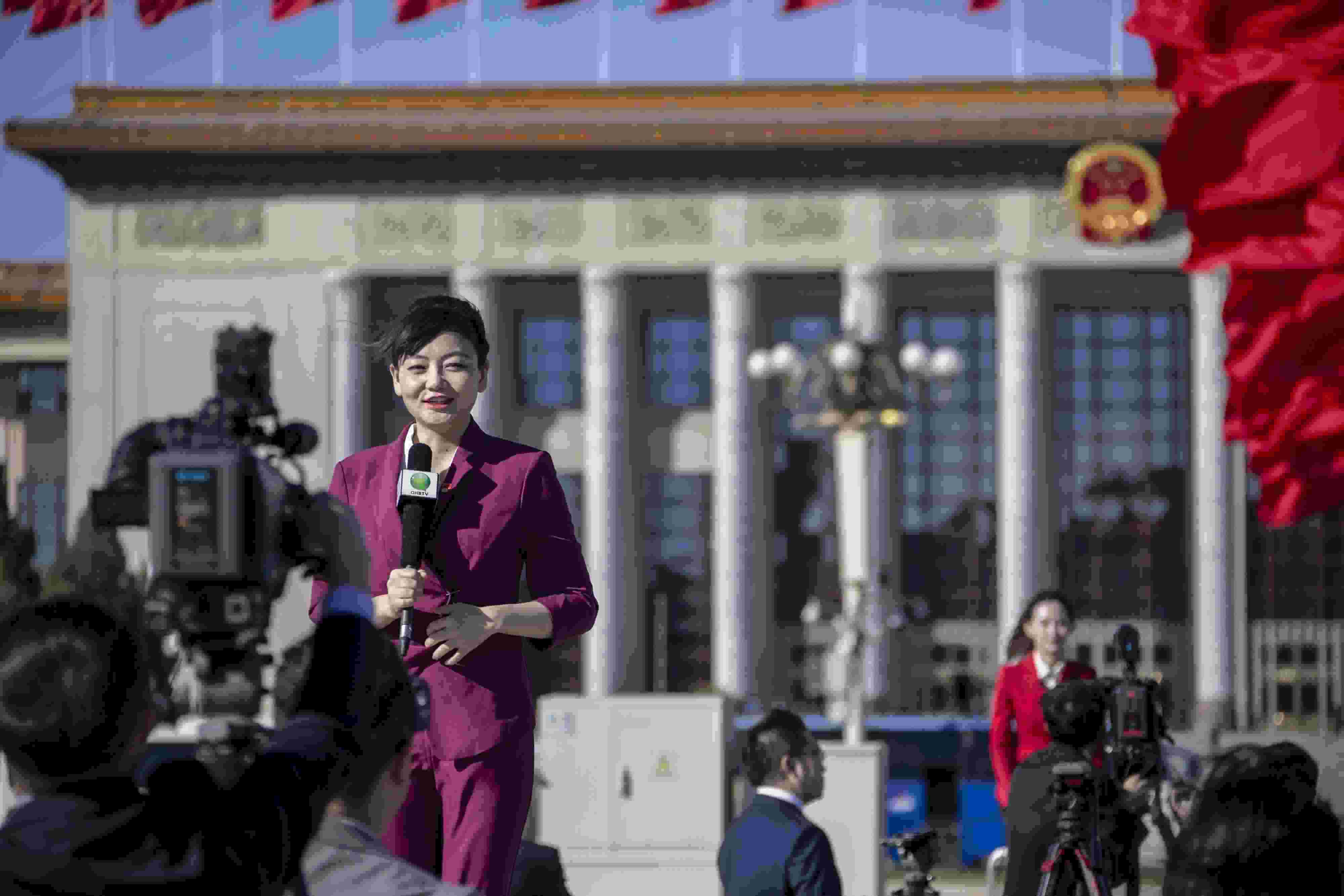 △ 2022年10月22日，北京人民大會堂，中國共產(chǎn)黨第二十次全國代表大會勝利閉幕，媒體記者戶外進(jìn)行現(xiàn)場報(bào)道。