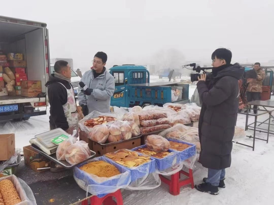 △ 2024年1月1日，在中央廣播電視總臺中央電視臺《新年新愿》報(bào)道中，遼寧營口鲅魚圈區(qū)大集賣餅干的小哥憨態(tài)可掬的表情、生機(jī)勃勃的臉龐、充滿煙火氣的新年愿望，讓他火爆出圈。