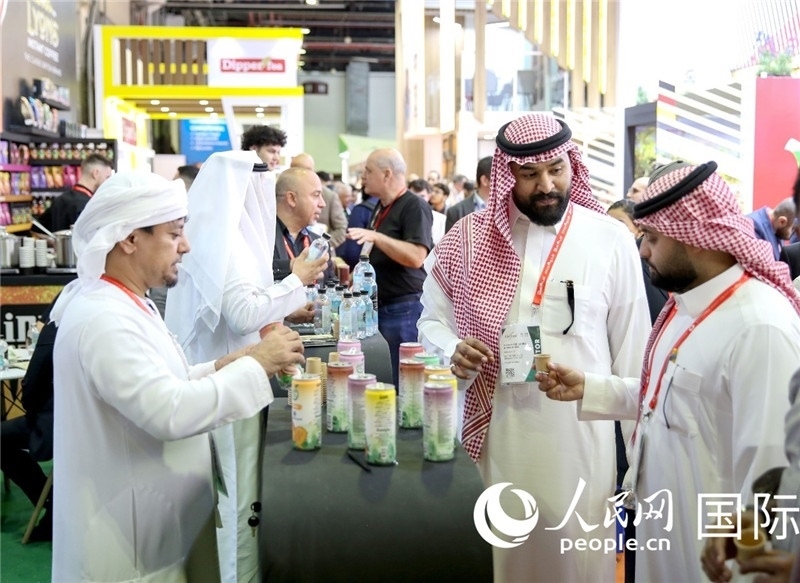 圖為專業(yè)觀眾在海灣食品展飲料展區(qū)參觀。人民網(wǎng) 塔里克·易卜拉欣攝