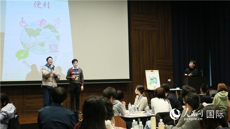 學(xué)生們發(fā)表小組討論成果。人民網(wǎng) 許可攝